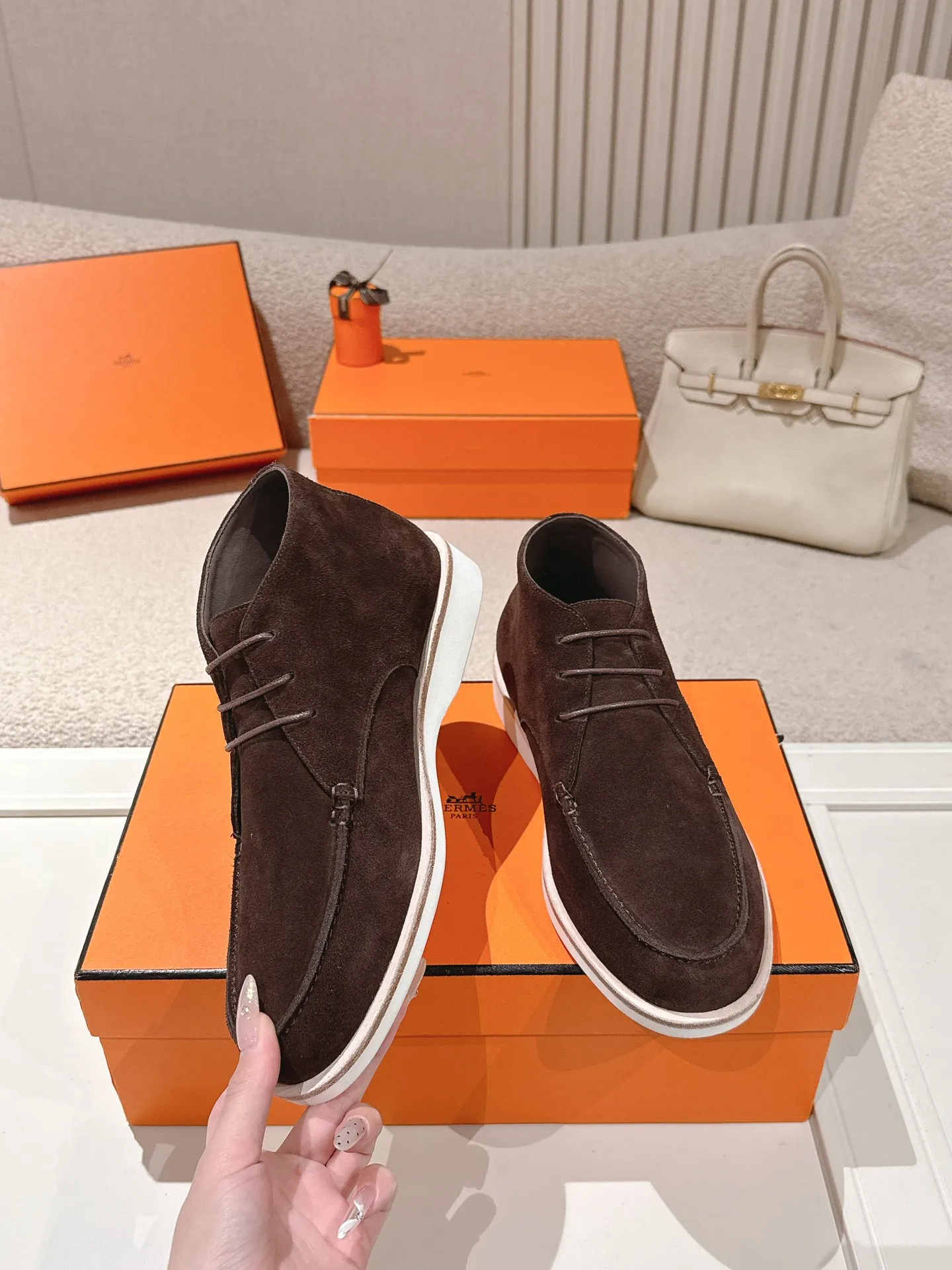 Men's Men's Shoes 660💰 Hermes men's size #26ss calfskin derby shoes, decorated with signature "H Diamant" details for a stylish and casual style. Fabric: Cow suede Lining: Mixed sheep lining Outsole: Genuine leather welt + original TPU Bottom thickness: 3CM Code number: 39-45 (customized at 46.47)